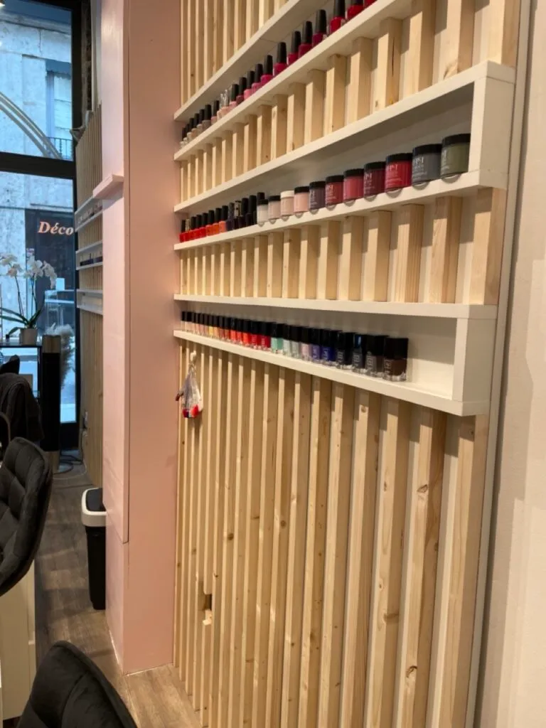 Habillage mural en tasseaux de bois